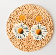 Load image into Gallery viewer, Daisy Dream Earrings
