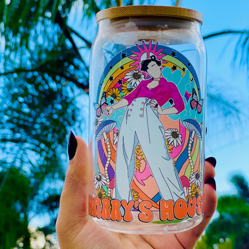 A 16oz BPA-free glass cup with a retro-inspired UVDTF design featuring Harry Styles in wide-leg pants and a pink shirt, with a bamboo lid and reusable glass straw. Perfect for fans of the Harry’s House album.