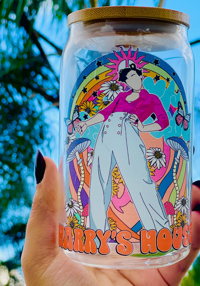 A 16oz BPA-free glass cup with a retro-inspired UVDTF design featuring Harry Styles in wide-leg pants and a pink shirt, with a bamboo lid and reusable glass straw. Perfect for fans of the Harry’s House album.