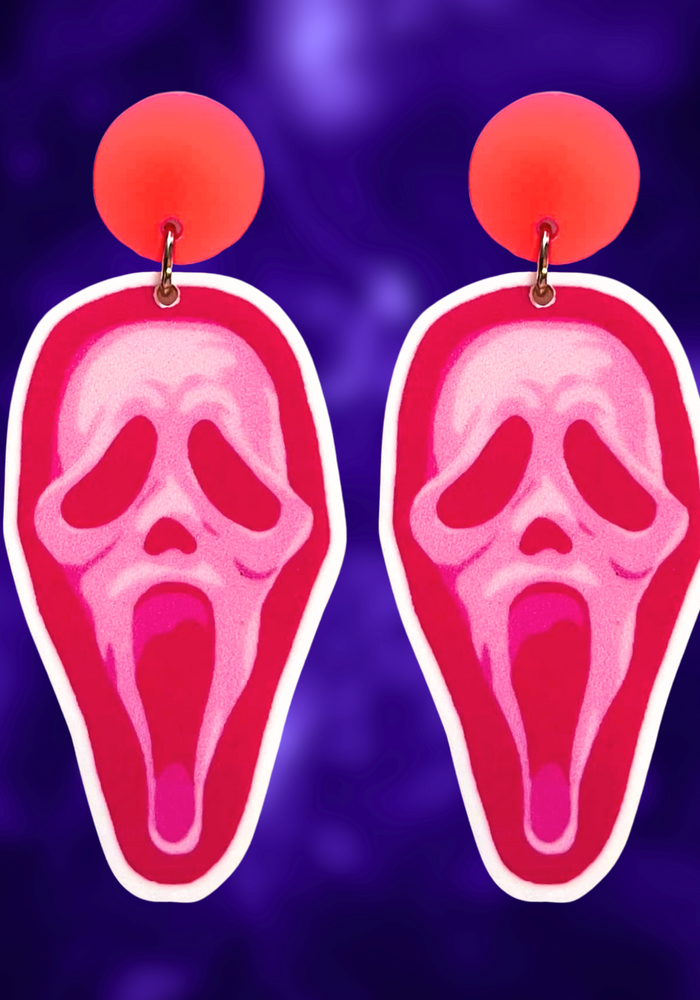 Earrings featuring a pink Ghostface mask from the movie Scream, perfect for fans of horror movies and unique Halloween accessories.