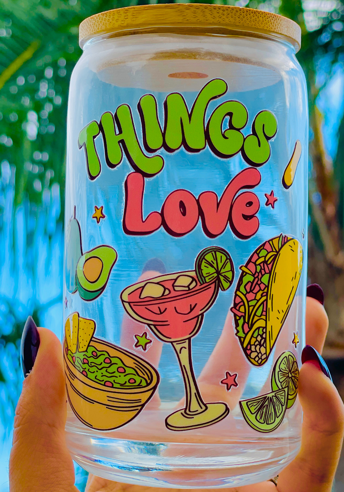 A 20oz BPA-free glass cup with a colorful UVDTF wrap featuring tacos, margaritas, guacamole, and lime wedges. Complete with a bamboo lid and reusable glass straw, perfect for happy hour lovers.
🌮🍹