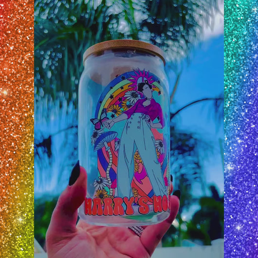 A 16oz BPA-free glass cup with a retro-inspired UVDTF design featuring Harry Styles in wide-leg pants and a pink shirt, with a bamboo lid and reusable glass straw. Perfect for fans of the Harry’s House album.